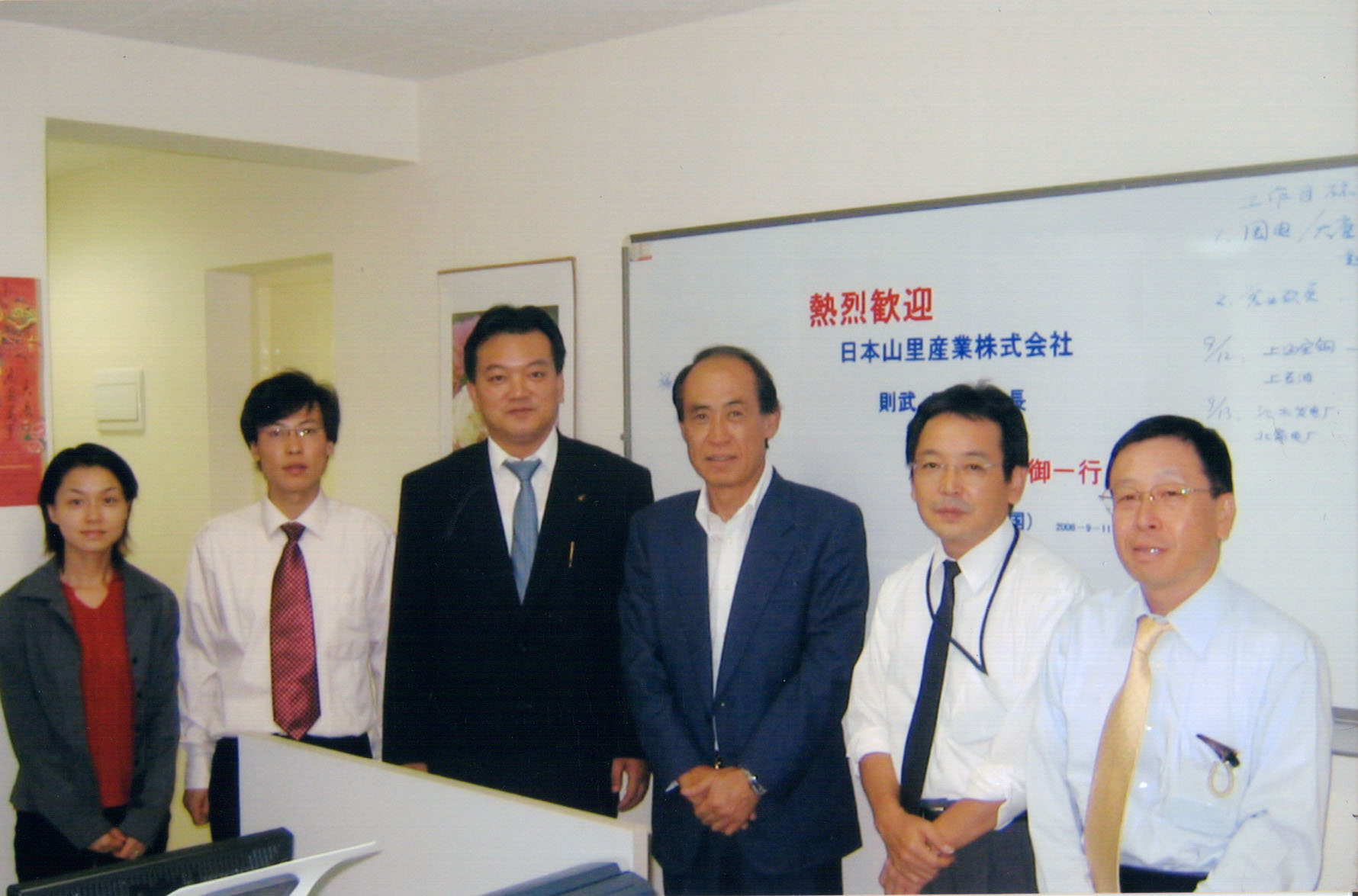 2008年YAMARI日本山里产业株式会社的取缔役则武 正平社长在“阪神―山里”上海四平路营业所指导工作